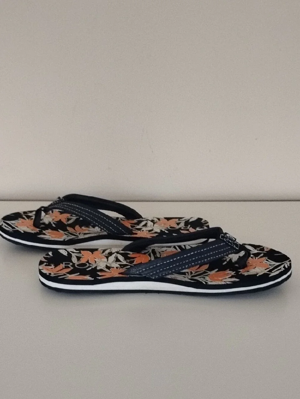 Roxy Size 4 Navy Floral Flip Flop Sandals - Orange & White Pattern